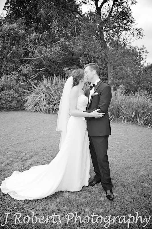 bride and groom kissing on the lawns at the Officers' Mess in Watsons Bay - wedding photography sydney
